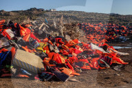 NEWS - Lesbos: Weggeworfene Schwimmwesten sind Zeugen des täglichen Flüchtlingsdrame