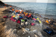 NEWS - Lesbos: Weggeworfene Schwimmwesten sind Zeugen des täglichen Flüchtlingsdrame
