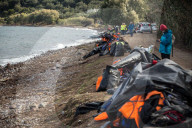 NEWS - Lesbos: Weggeworfene Schwimmwesten sind Zeugen des täglichen Flüchtlingsdrame