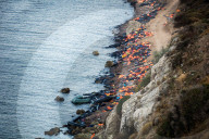 NEWS - Lesbos: Weggeworfene Schwimmwesten sind Zeugen des täglichen Flüchtlingsdrame