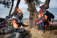 NEWS - Lesbos: Weggeworfene Schwimmwesten sind Zeugen des täglichen Flüchtlingsdrame