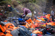 NEWS - Lesbos: Weggeworfene Schwimmwesten sind Zeugen des täglichen Flüchtlingsdrame