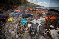 NEWS - Lesbos: Weggeworfene Schwimmwesten sind Zeugen des täglichen Flüchtlingsdrame