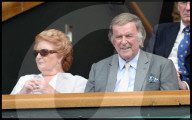PEOPLE - 'Kinder in Not' Pionier Sir Terry Wogan stirbt im Alter von 77