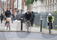 PEOPLE - Rocco Ritchie Biking in London mit Vati Guy Ritchie und Jacqui Ainsley