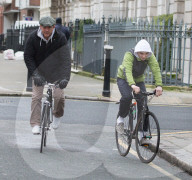 PEOPLE - Rocco Ritchie Biking in London mit Vati Guy Ritchie und Jacqui Ainsley
