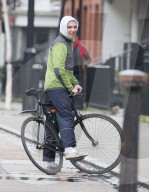 PEOPLE - Rocco Ritchie Biking in London mit Vati Guy Ritchie und Jacqui Ainsley