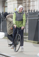 PEOPLE - Rocco Ritchie Biking in London mit Vati Guy Ritchie und Jacqui Ainsley