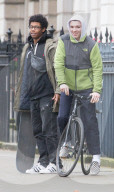 PEOPLE - Rocco Ritchie Biking in London mit Vati Guy Ritchie und Jacqui Ainsley