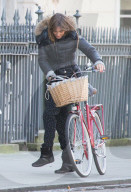 PEOPLE - Rocco Ritchie Biking in London mit Vati Guy Ritchie und Jacqui Ainsley