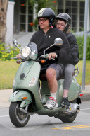 PEOPLE - James Belushi geniesst Vater-Tochter-Zeit auf seiner Vintage Vespa unterwegs in LA