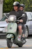 PEOPLE - James Belushi geniesst Vater-Tochter-Zeit auf seiner Vintage Vespa unterwegs in LA
