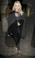 PEOPLE - Lotti Moss in London unterwegs