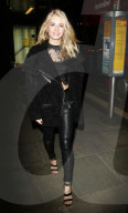 PEOPLE - Lotti Moss in London unterwegs