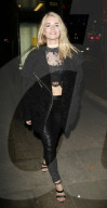 PEOPLE - Lotti Moss in London unterwegs