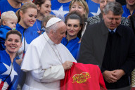 NEWS - Vatikan: Heute tanzen Cheerleader für Papst Franziskus