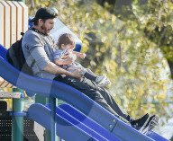 PEOPLE - Daddy on Duty: Ashton Kutcher und Klein Wyatt spielen im Park