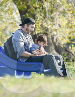 PEOPLE - Daddy on Duty: Ashton Kutcher und Klein Wyatt spielen im Park