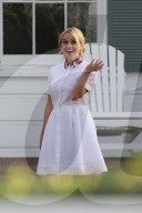 PEOPLE - Reese Witherspoon posiert im "Landmädchen"-Stil für Draper James
