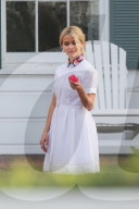 PEOPLE - Reese Witherspoon posiert im "Landmädchen"-Stil für Draper James