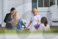 PEOPLE - Reese Witherspoon posiert im "Landmädchen"-Stil für Draper James