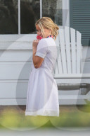 PEOPLE - Reese Witherspoon posiert im "Landmädchen"-Stil für Draper James