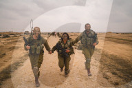 NEWS - Israel: Waffentraining des gemischtgeschlechtlichen Battaillons Caracal