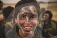NEWS - Israel: Waffentraining des gemischtgeschlechtlichen Battaillons Caracal