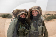 NEWS - Israel: Waffentraining des gemischtgeschlechtlichen Battaillons Caracal