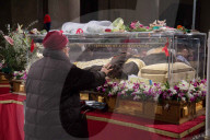 NEWS - Rom: Padre Pio's Leichnam wird aufgebahrt