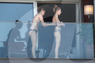 EXKLUSIV - Dylan Penn und Robin Wright auf dem Hotelbalkon in Rio