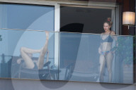 EXKLUSIV - Dylan Penn und Robin Wright auf dem Hotelbalkon in Rio