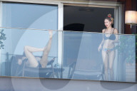 EXKLUSIV - Dylan Penn und Robin Wright auf dem Hotelbalkon in Rio