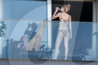 EXKLUSIV - Dylan Penn und Robin Wright auf dem Hotelbalkon in Rio