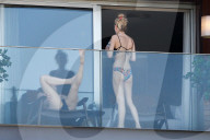 EXKLUSIV - Dylan Penn und Robin Wright auf dem Hotelbalkon in Rio