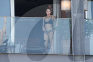 EXKLUSIV - Dylan Penn und Robin Wright auf dem Hotelbalkon in Rio