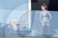 EXKLUSIV - Dylan Penn und Robin Wright auf dem Hotelbalkon in Rio
