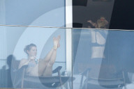 EXKLUSIV - Dylan Penn und Robin Wright auf dem Hotelbalkon in Rio