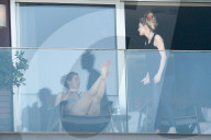 EXKLUSIV - Dylan Penn und Robin Wright auf dem Hotelbalkon in Rio