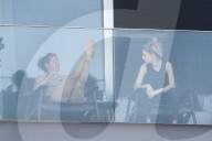 EXKLUSIV - Dylan Penn und Robin Wright auf dem Hotelbalkon in Rio