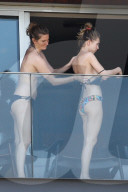 EXKLUSIV - Dylan Penn und Robin Wright auf dem Hotelbalkon in Rio