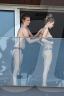 EXKLUSIV - Dylan Penn und Robin Wright auf dem Hotelbalkon in Rio