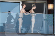 EXKLUSIV - Dylan Penn und Robin Wright auf dem Hotelbalkon in Rio