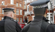NEWS - Julian Assange: Die Ecuadorianische Botschaft in London wird von der Presse belagert
