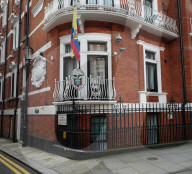 NEWS - Julian Assange: Die Ecuadorianische Botschaft in London wird von der Presse belagert