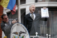 NEWS - Julian Assange redet vor der Ecuadorianischen Botschaft in London