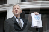 NEWS - Julian Assange redet vor der Ecuadorianischen Botschaft in London