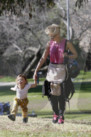 PEOPLE - Gwen Stefani führt ihren Papagei aus