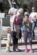 PEOPLE - Gwen Stefani führt ihren Papagei aus