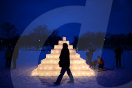 FEATURE - Hell erleuchtete Pyramide am Lake of the Isles